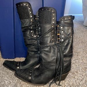 BEAUTIFUL Black corral boots with tassel